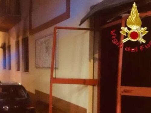 Esplode la sede del Pd a Dorgali. In fiamme l'auto del sindaco a Cardedu