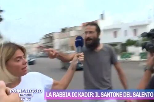 Pomeriggio 5, minuti di panico: il "santone del Salento" si avventa contro le giornaliste