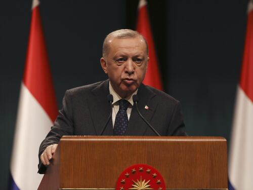 La Turchia bombarda i curdi nel silenzio della Nato. Guido Crosetto: tutti dimenticano questa guerra