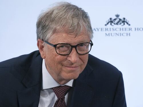 Covid, nuova profezia di Bill Gates: rischio di una variante ancora più letale. Poi l'imbarazzante rivelazione sull'Oms