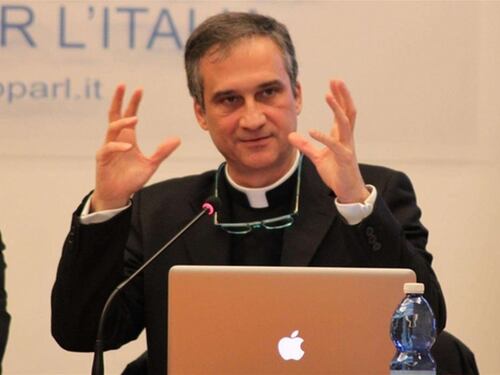 Chi c’è dietro le dimissioni del pr del Papa
