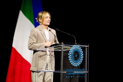Meloni e la foto fake col padre che la “incastra”. Ma quell’uomo è l'eurodeputato Squarta