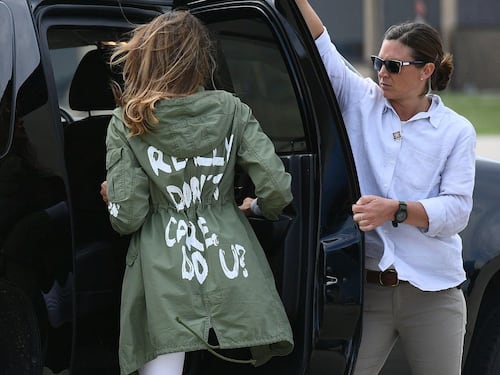Melania dai bimbi migranti ma la giacca diventa un caso politico
