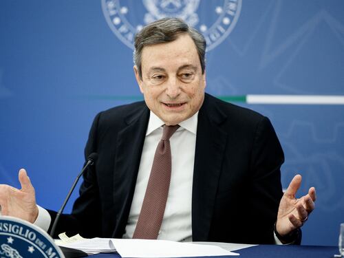 Mario Draghi fa lo scaricabarile e lascia tutte le grane al Parlamento. E i partiti litigano
