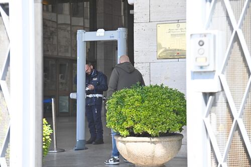 Un operaio precipita nel vano ascensore della Farnesina: morto sul lavoro al ministero degli Esteri