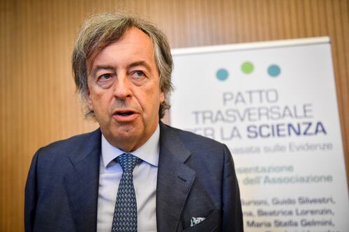 Roberto Burioni non si tiene: "Arroganti somari". La frase che lo fa infuriare