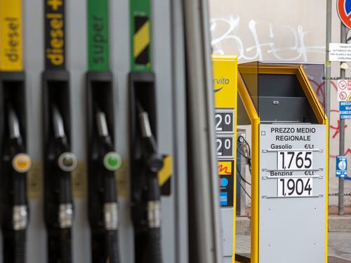Prezzi benzina, altro ritocco all’ingiù. Diesel mai così in basso da oltre un anno