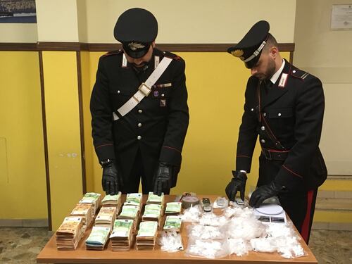 In casa con 380mila euro in contanti e centinaia di dosi di cocaina
