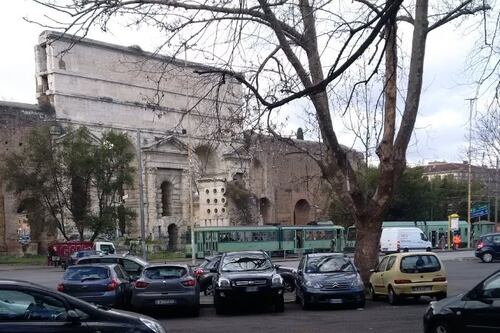 Porta Maggiore allo sbando, vigili aggrediti dai venditori abusivi