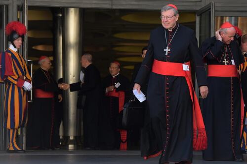 Il cardinale australiano George Pell incriminato per abusi e pedofilia. Bufera sul Vaticano