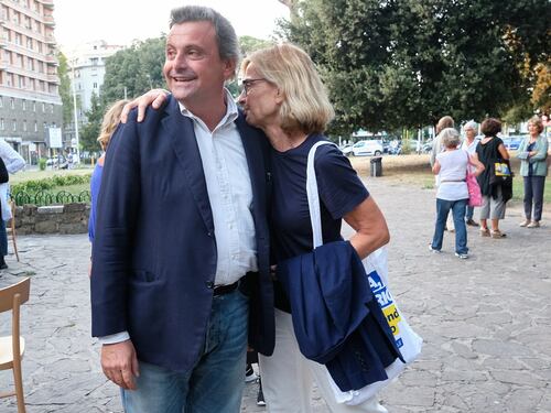 Volano stracci tra Carlo Calenda e il Pd sul sondaggio sospetto