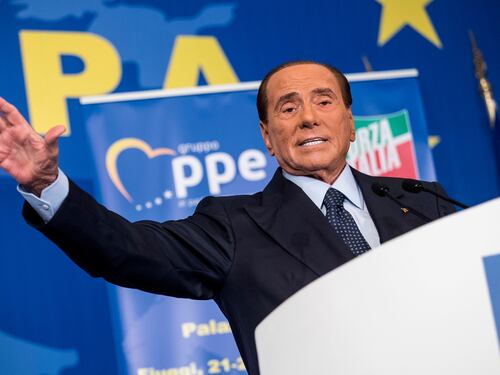 Berlusconi scende in campo di nuovo: "Penso di candidarmi alle Europee"