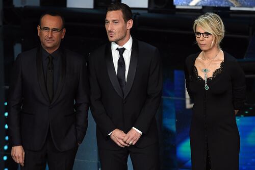 Totti "canta" a Sanremo: "Il mio futuro? Nella Roma o lontano"