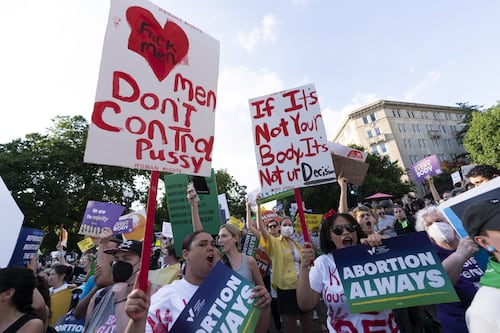 Stati Uniti, un giudice blocca il divieto di aborto in Louisiana. Gli interventi riprendono subito