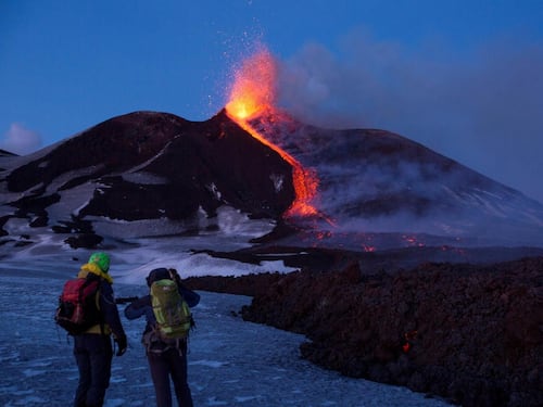 La lava incontra la neve: esplosione sull'Etna, turisti feritiUn testimone: è stato spaventoso