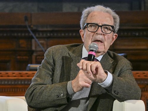 Prodi detta la linea a Schlein e Conte, nel centrosinistra è già caos primarie