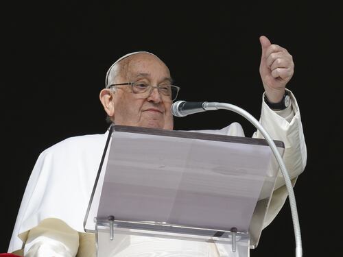 Papa Francesco fra gufi e corvi. Ravasi apre alle dimissioni. E lui ci scherza con i fedelissimi: “Neanche stavolta faranno il Conclave”