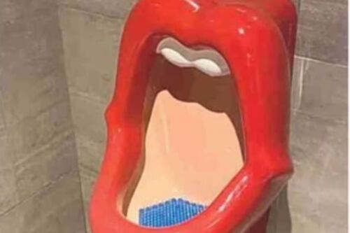 Orinatoi a forma di bocca di donna nei bagni degli uomini, esplode la polemica
