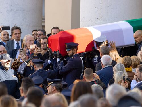 Il paradosso dell'africano graziano nel giorno dei funerali di Trieste