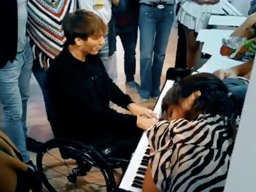Manuel Bortuzzo al piano canta Ultimo e fa piangere tutti. Emozioni forti al GfVip