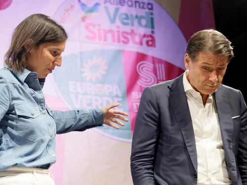 Meloni spacca la sinistra. Conte ci sarà ad Atreju, mentre Schlein rifiuta ancora