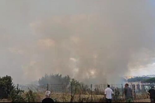 Roma, maxi incendio e colonna di fumo nell'area verde di Vigne Nuove