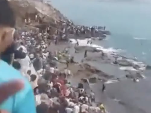 Migranti, in migliaia invadono l'enclave spagnola di Ceuta. Video choc, bufera su Sanchez