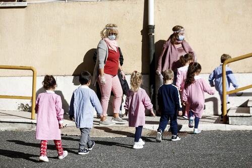 I consigli del Cts: a Natale i bambini seduti a un tavolo lontano dai nonni
