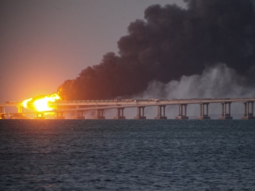Guerra in Ucraina, bombardato il ponte che collega la Crimea con missili britannici