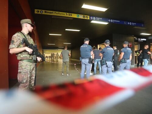 Accoltella il vigilante, gli ruba la pistola e si spara