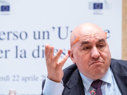 Guido Crosetto svela il bluff sulle auto elettriche: così si finanzia la guerra di Vladimir Putin