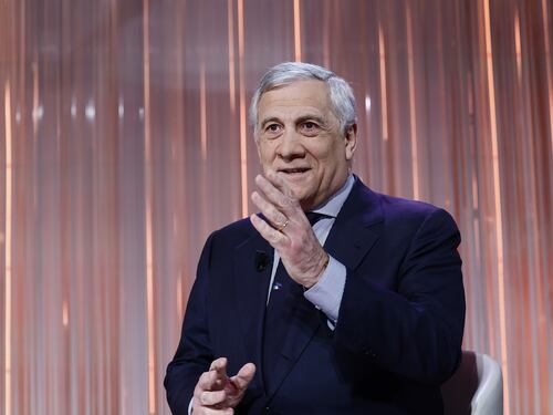 Porta a Porta, la profezia di Tajani: "La guerra deve finire nel 2025"