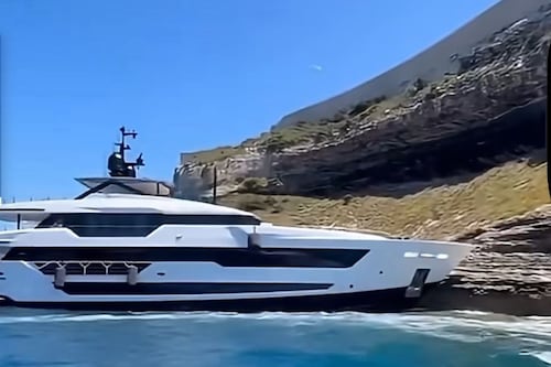 Yacht incagliato al porto di Bonifacio. Come finisce