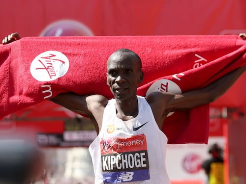 Kipchoge corre la maratona sotto le 2 ore. Ma record non omologato