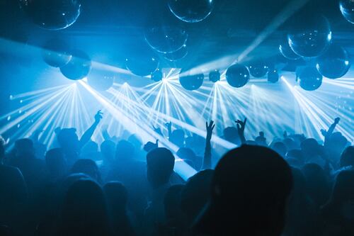 Spagna, ragazza palpeggia un giovane in discoteca: condannata a sei mesi