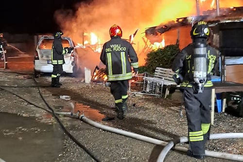Idroscalo di Ostia, scoppia un maxi-incendio: 20 evacuati e 4 intossicati