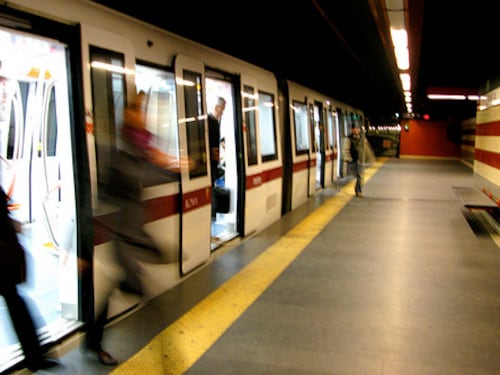 Vuole prendere la metro senza biglietto. Aggredisce donna-controllore e viene arrestato