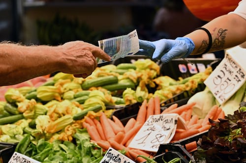 Il meteo "pazzo" salva la spesa, scendono i prezzi di frutta e verdura