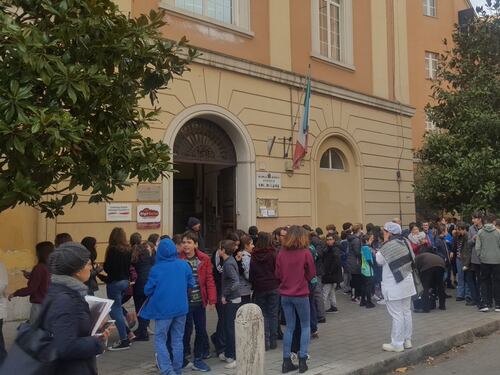 Panico e caos a Roma, scuole, metro e uffici pubblici evacuati. Convocata task force in Campidoglio