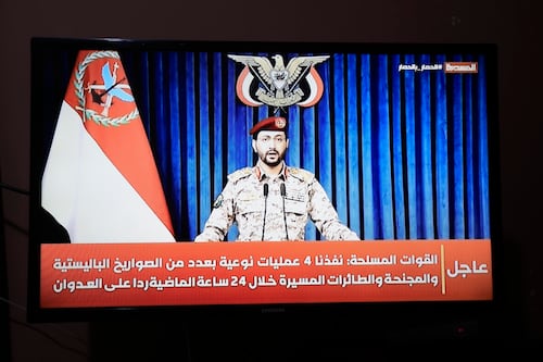 Arabia Saudita, nuovi attacchi Houthi: un morto e 11 feriti all’aeroporto di Riad
