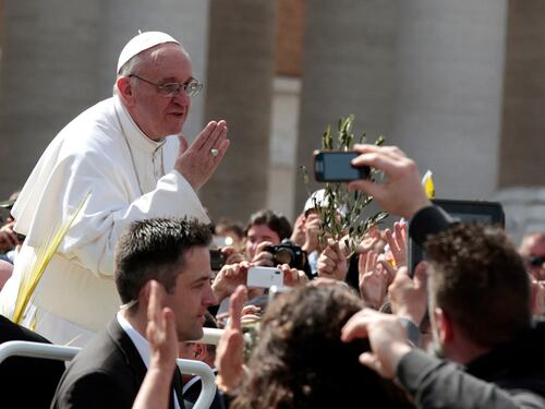 Francesco: «I preti devono difendere il gregge dai lupi»