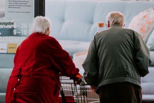 Pensione per casalinghe e assegno sociale, come ottenerli: requisiti e contributi