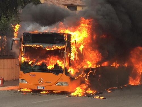 Paura a Guidonia, l'autobus viene divorato dalle fiamme
