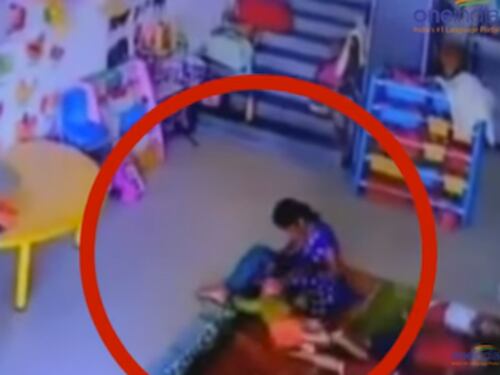 Picchia bimba di 10 mesi e le rompe la testa Educatrice incastrata dalle telecamere VIDEO