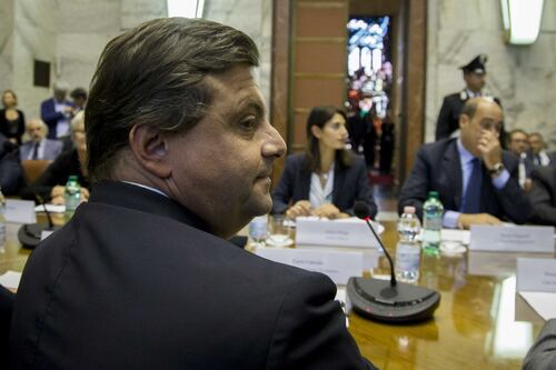La mossa del cavallo di Calenda. Vuole candidarsi a Roma, ma senza il Pd