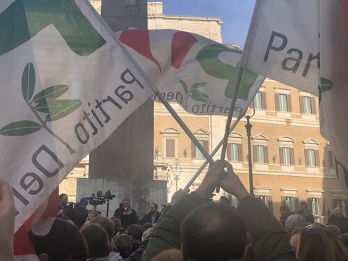 Dem in piazza contro la manovra: "La democrazia è stata calpestata"