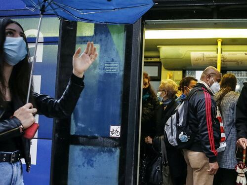 A che serve la mascherina sui bus strapieni? Storace affonda Conte: si è scordato dei trasporti