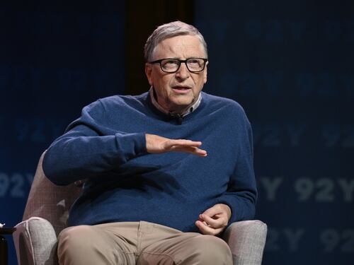 Bill Gates positivo al Covid: “Sintomi lievi, analisi e cure mediche di livello”