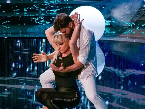 Ballando con le Stelle, straordinaria Arisa: come gliela canta al maestro Vito Coppola a passo di danza