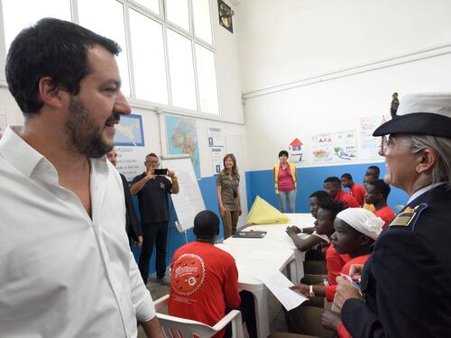 Migranti, Salvini tra linea dura e buon senso